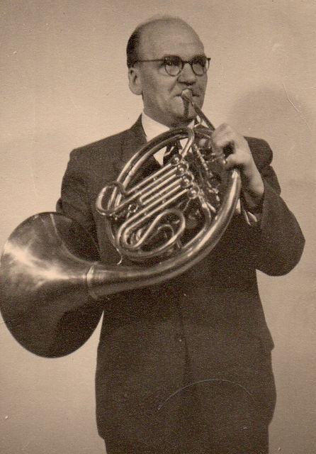 Hermann Neuling playing the horn